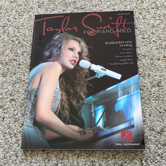 Taylor Swift music book for piano - Picture 1 of 3